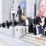 博物館の外には朝から入場待ちの行列ができた＝１日午前、神戸市中央区京町
