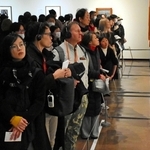 オランダ時代のゴッホの作品を真剣な表情で見詰める来場者＝１日午前、神戸市立博物館