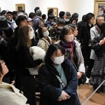 ゴッホに影響を与えたヨーゼフ・イスラエルスらの作品を見入る来場者＝１日午前、神戸市立博物館