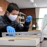 一般就労を目指し、就労支援事業所で黙々と作業に打ち込む山本幹太さん＝丹波市内