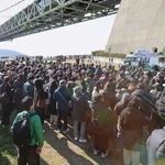 多くの有権者が集まった街頭演説の会場。真冬の選挙戦で与野党の攻防が続く＝１月２９日午後、神戸市垂水区（撮影・笠原次郎、画像の一部を加工しています）