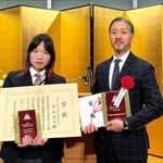 引率者と並んで賞状を手にする嘉納美波さん（左）＝東京都内