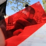 入試会場で、単語帳と赤いシートを手に次の科目に備える受験生＝西宮市上ケ原一番町、関西学院大