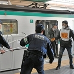 刺股や警棒で犯人役と向き合う県警の警察官＝神戸市営地下鉄名谷駅ホーム