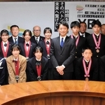 表敬訪問で記念撮影に納まる兵庫県の斎藤元彦知事（前列中央）と兵庫男女の選手、監督、コーチら＝兵庫県庁