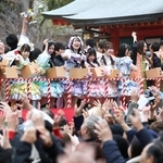 豆をまく「グットクルー」のメンバーら＝３日午後、神戸市中央区下山手通１（撮影・丸山桃奈）