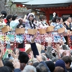 豆をまく神戸発のアイドルグループ「グットクルー」ら＝３日午後、神戸市中央区下山手通１、生田神社（撮影・丸山桃奈）