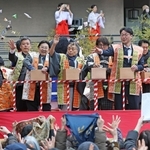 豆をまく桂小文枝さん（左から３番目）ら＝３日午後、神戸市中央区下山手通１、生田神社（撮影・丸山桃奈）