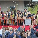 豆をまく参加者ら＝３日午後、神戸市中央区下山手通１、生田神社（撮影・丸山桃奈）