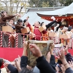 豆をまく神戸発のアイドルユニット「ＫＯＢｅｒｒｉｅＳ♪」ら＝３日午後、神戸市中央区下山手通１、生田神社（撮影・丸山桃奈）