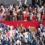 豆をまく神戸発のアイドルユニット「ＫＯＢｅｒｒｉｅＳ♪」ら＝３日午前、神戸市中央区下山手通１、生田神社（撮影・丸山桃奈）