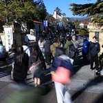 試験会場へと急ぐ受験生。選挙はもちろん大事だけど…＝西宮市上ケ原一番町、関西学院大学（撮影・吉田敦史）