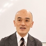 私設ファンクラブを通じたチケットの販売ルールなどについて説明した村上浩爾社長＝宝塚市栄町１