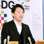 定例会見で話す斎藤元彦兵庫県知事＝４日午後、県庁