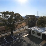 五色塚古墳と明石海峡大橋の前に急きょ設置された仮設投票所＝神戸市垂水区五色山４