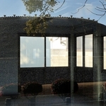 五色塚古墳前に設置された仮設投票所のプレハブ＝神戸市垂水区五色山４