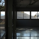 五色塚古墳前に設置された仮設投票所のプレハブ＝神戸市垂水区五色山４