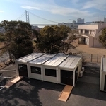 五色塚古墳駐車場に設置された仮設投票所。明石海峡大橋を臨む＝神戸市垂水区五色山４