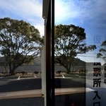 プレハブの中に「仮設投票所入口」の看板。窓には五色塚古墳が映り込む＝神戸市垂水区五色山４