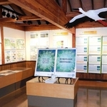 湿地の大切さを伝えるパネル展＝コウノトリ文化館（コウノトリの郷公園提供）