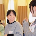 長年関わりがある遺児たちと話すファシリテーターの堀美幸さん（左）＝神戸市東灘区本庄町１