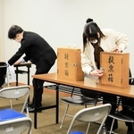 院内での不在者投票に備え、手順を確認する職員ら＝洲本市塩屋１、兵庫県立淡路医療センター