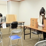 院内での不在者投票に備え、手順を確認する職員ら＝洲本市塩屋１、兵庫県立淡路医療センター