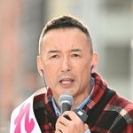 有権者に訴えるれいわ新選組の山本太郎代表＝６日午後、神戸市中央区加納町４（撮影・斎藤雅志）
