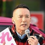 有権者に訴えるれいわ新選組の山本太郎代表＝６日午後、神戸市中央区加納町４（撮影・斎藤雅志）