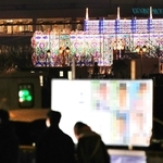 厳かな鎮魂の光を背に、有権者に訴えかける各候補者のポスター＝神戸市中央区波止場町（画像の一部を加工しています）