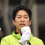 街頭で支持を呼びかける日本維新の会の藤田文武共同代表＝６日午後、川西市栄町、川西能勢口駅前（撮影・笠原次郎）