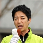 街頭で支持を呼びかける日本維新の会の藤田文武共同代表＝６日午後、川西市栄町、川西能勢口駅前（撮影・笠原次郎）