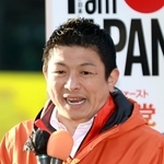 街頭演説をする参政党の神谷宗幣代表＝６日午後、姫路市駅前町（撮影・辰巳直之）