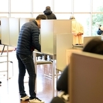 記載台で投票先を記載台で投票先を書き込む有権者ら＝８日午前、神戸市中央区山本通１（撮影・長嶺麻子）