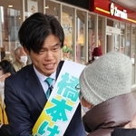 有権者と握手する橋本慧悟氏。今回の選挙戦では、泉房穂氏の「一番弟子」というアピールは控えめだった＝明石市内