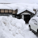 投票所では、朝から町職員や地区住民が除雪に追われた＝兵庫県香美町香住区中野（撮影・長谷部崇）