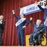 中道改革連合の演説会で、新人候補や立憲民主党の地方議員らと拳を突き上げる赤羽一嘉氏（右から３人目）＝１月３１日、神戸市長田区蓮池町１