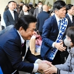 中道改革連合の演説会で、新人候補と並んで支持者と握手する赤羽一嘉氏（手前左）＝１月３１日、神戸市長田区蓮池町１