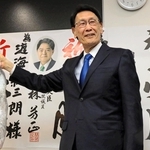 「祝い鯛（だい）」を手に笑顔を見せる渡海紀三朗氏＝加古川市加古川町寺家町（撮影・斎藤　誉）