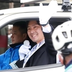 選挙期間中、有権者らに手を振る山田基靖氏＝姫路市東延末２