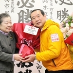 早々と当選を確実にし、支援者から花束を受け取る藤井比早之氏＝西脇市西脇（撮影・大山伸一郎）