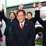 万歳で喜ぶ支援者に囲まれ、笑顔の関芳弘氏＝神戸市須磨区大池町２（撮影・合田純奈）