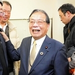 当選確実の知らせを受け、支援者らと喜ぶ谷公一氏（中央）＝豊岡市寿町（撮影・吉田みなみ）