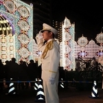 神戸ルミナリエの消灯式で敬礼する警備員たち＝８日夜、神戸市中央区加納町６、東遊園地