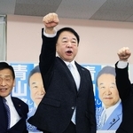 シュプレヒコールをあげる青山繁晴氏（中央）＝尼崎市昭和南通７（撮影・吉田敦史）