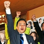 当選が確実となり、拳を突き上げて喜ぶ阿部圭史氏＝神戸市兵庫区東山町２（撮影・斎藤雅志）