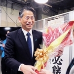 支援者から花束を受け取った山田賢司氏＝西宮市羽衣町（撮影・中村有沙）