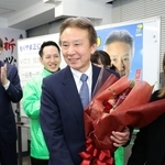当選を確実にし、花束を手にする盛山正仁氏＝神戸市中央区加納町２（撮影・丸山桃奈）