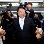 当選確実となり、支援者らに迎えられる青山繁晴氏＝尼崎市昭和南通７（撮影・吉田敦史）