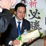 当選が確実となり、喜ぶ阿部圭史氏＝神戸市兵庫区東山町２（撮影・斎藤雅志）